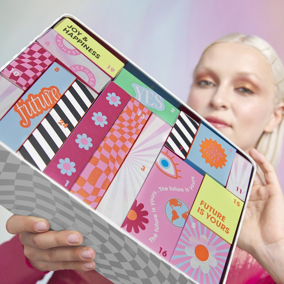 Sephora Calendrier de l’Avent Sephora « The Future is Yours » 2025 — mise en situation (mannequin)
