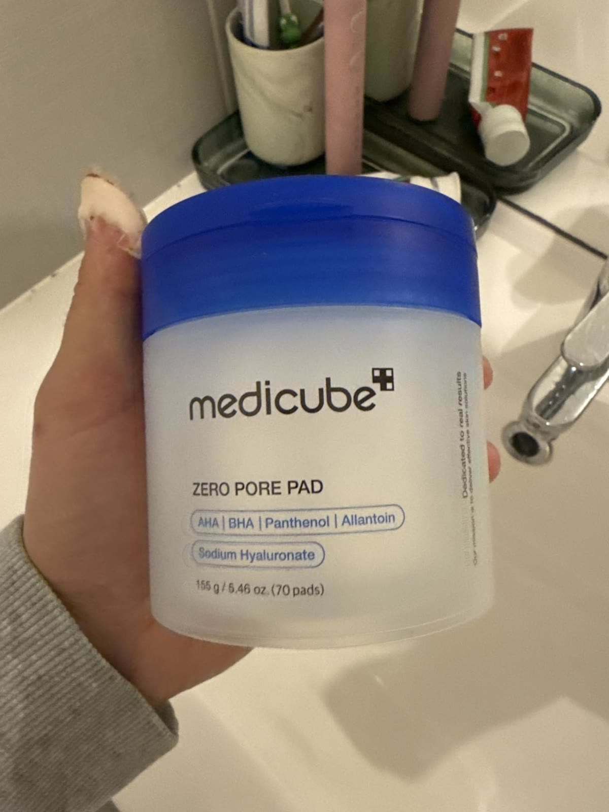 Les disques Medicube en main.